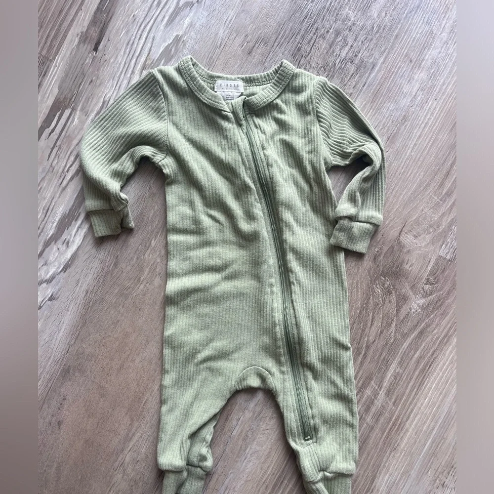 FIRSTS organic cotton blend sage green long sleeve Onesie size 3 months - Picture 2 of 5